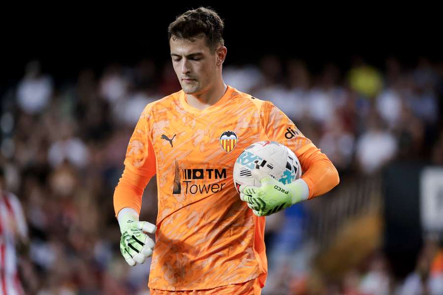 Julen Agirrezabala ya entrena con el Valencia