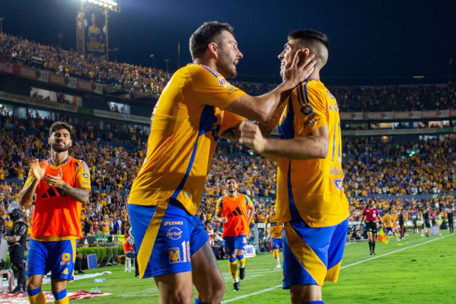 Gignac e Brunetta festejam o golo