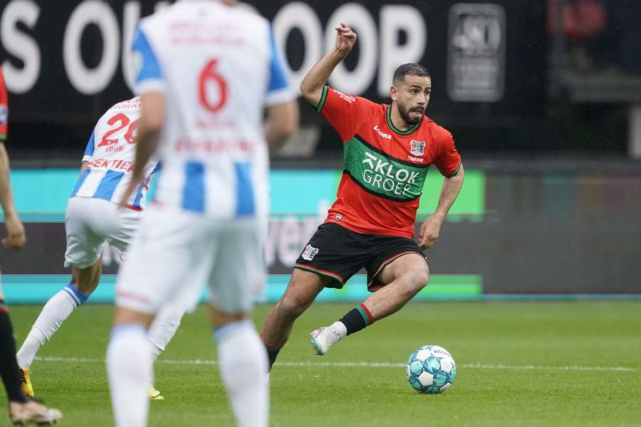 Oussama Tannane voor NEC in actie tegen zijn oude club