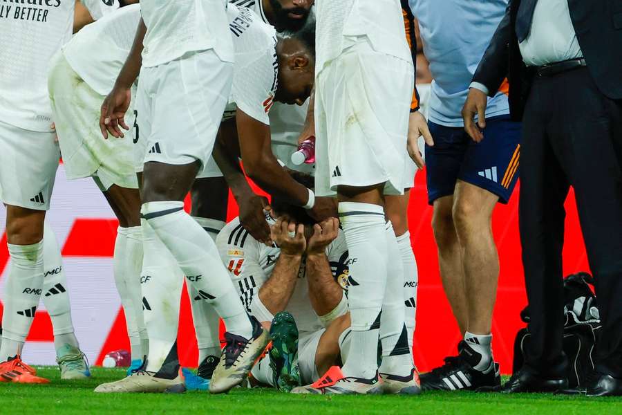 Zapłakany Dani Carvajal na murawie Estadio Santiago Bernabeu 