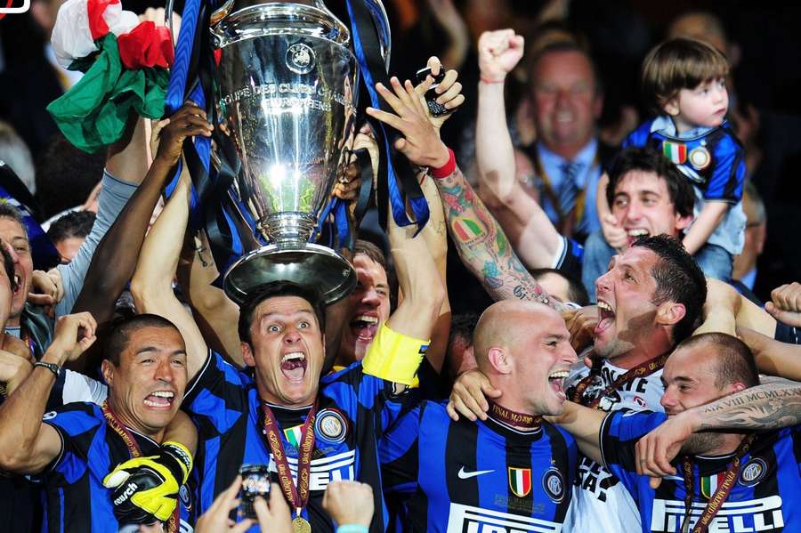 Zanetti levanta la Liga de Campeones en 2010