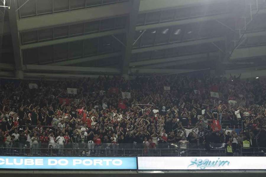 Adeptos do Benfica no Dragão
