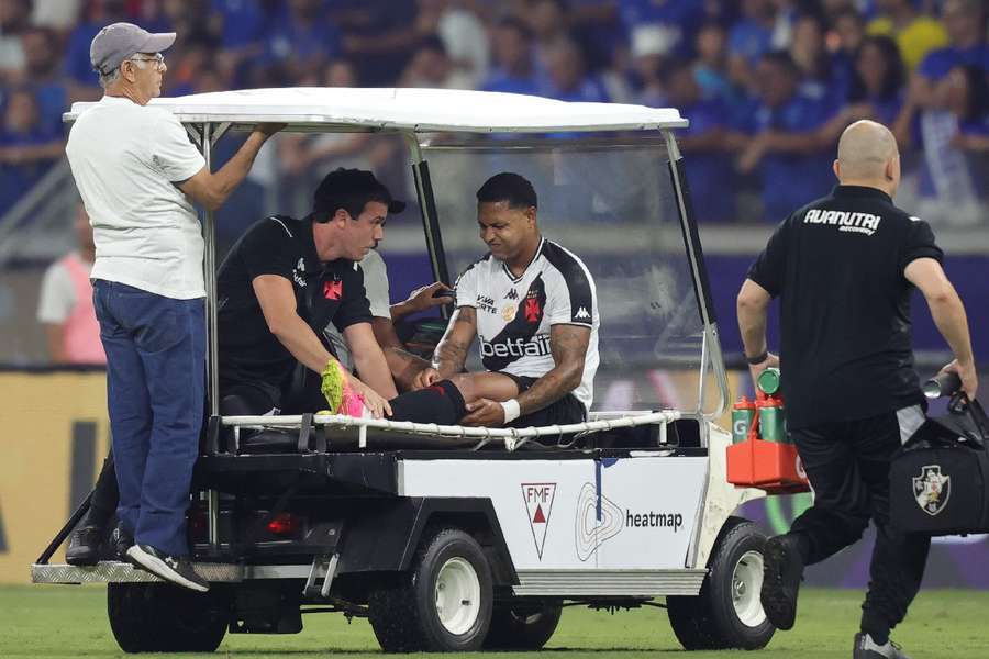 David deixou o gramado do Mineirão no carrinho-maca