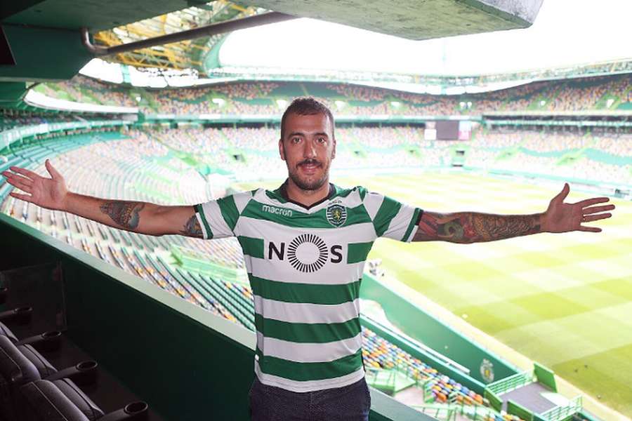 Emiliano Viviano com a camisola do Sporting na apresentação