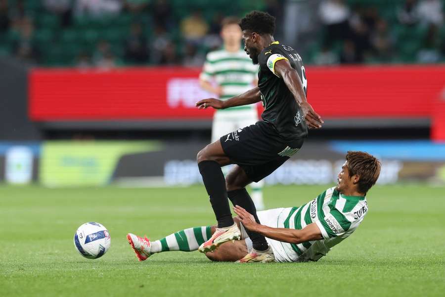 Hélder Tavares perante Morita no Sporting-Tondela