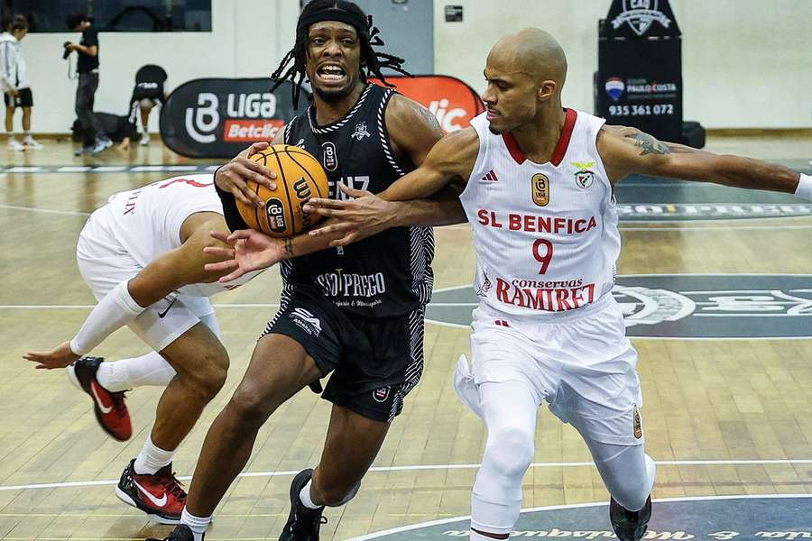 Geno Crandall tenta um roubo de bola Geno Crandall tenta um roubo de bola