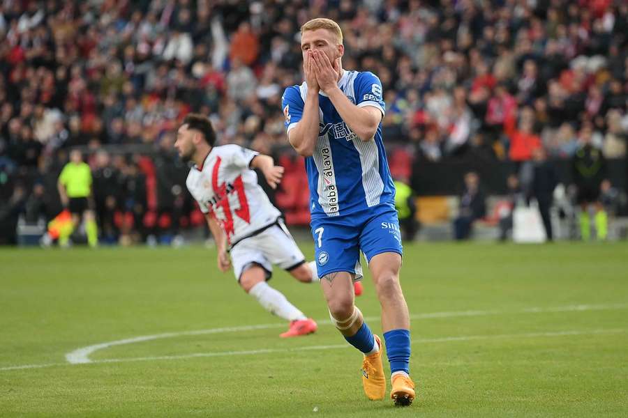 Alavés nedokázal bodovat s Vallecanem, které hrálo od 22. minuty v oslabení.