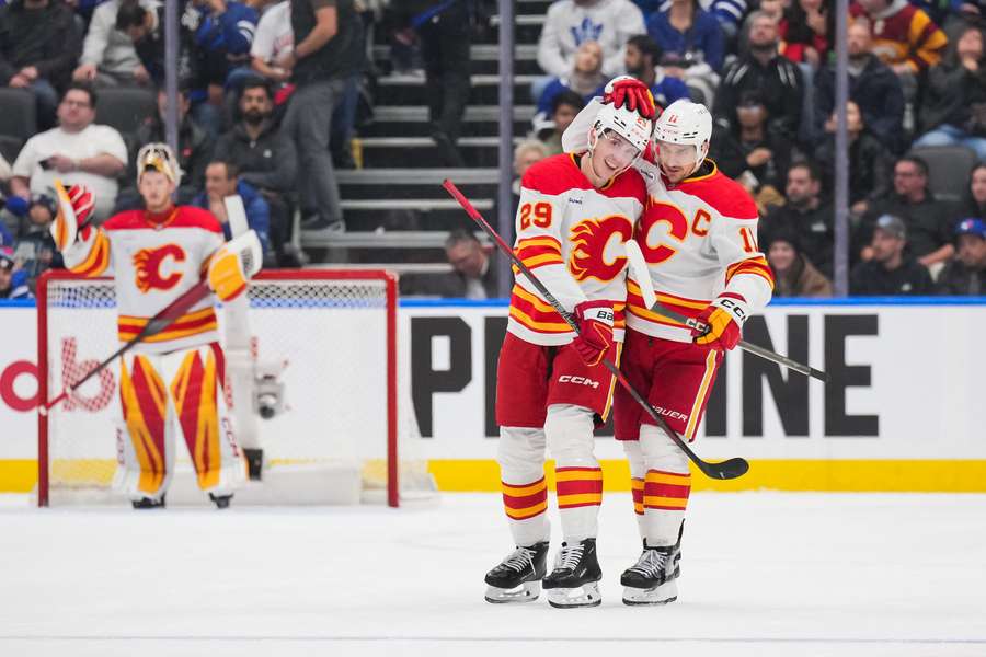 Honzek sa dočkal premiérového gólu v NHL.  Honzek sa dočkal premiérového gólu v NHL.