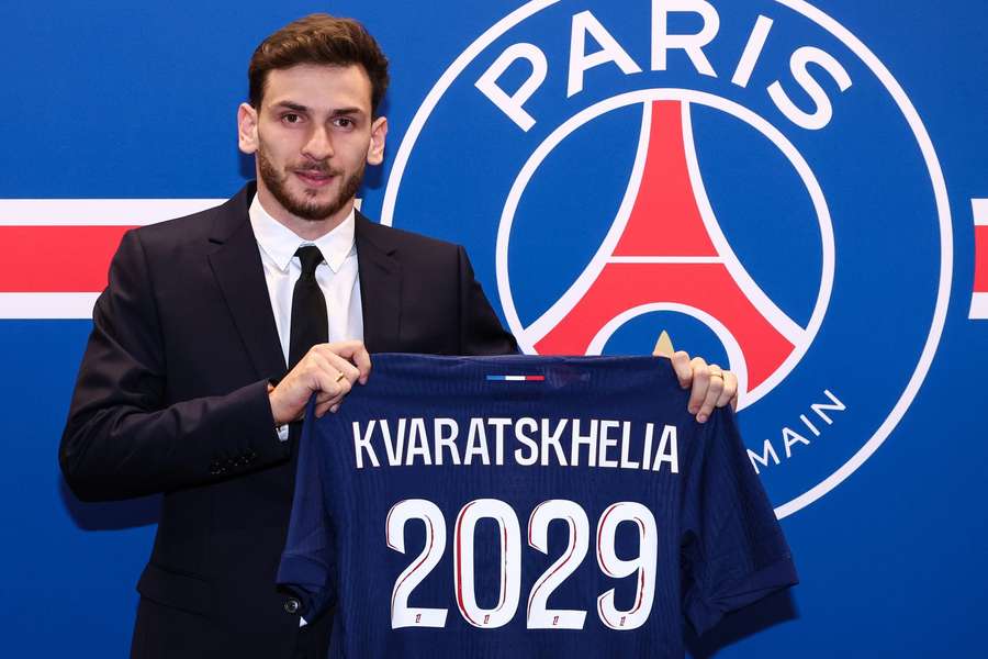 Khvicha Kvaratskhelia assinou com o PSG até 2029