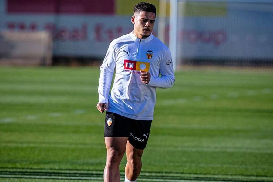 Bournemouth fullback Aarons passes Rangers medical