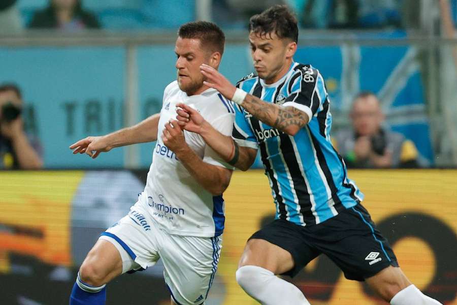 Ramiro em ação durante empate com o Grêmio