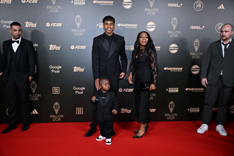 Lamine Yamal și mama lui la gala Balonului de Aur Lamine Yamal și mama lui la gala Balonului de Aur