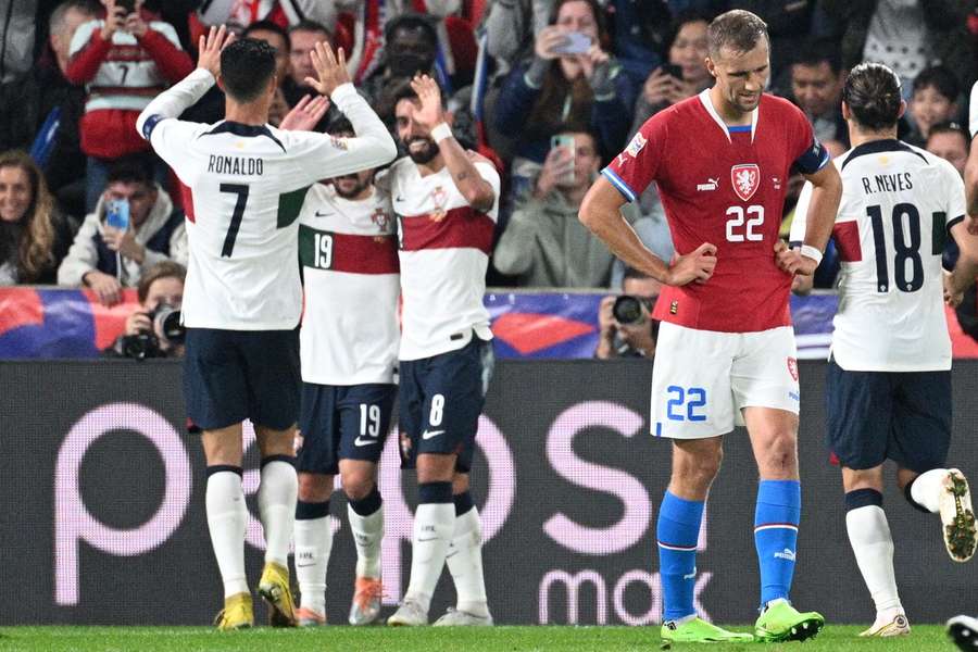 Portugalci slaví jeden ze čtyř gólů do české sítě.