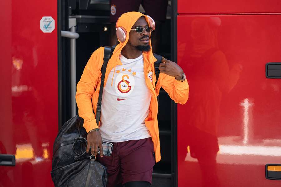 Sem clube há um ano, Serge Aurier junta-se ao Persepolis no Irão