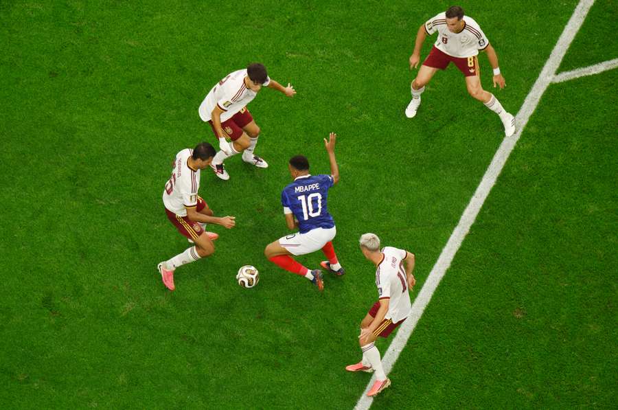 Mbappé circondato da spagnoli Mbappé circondato da spagnoli