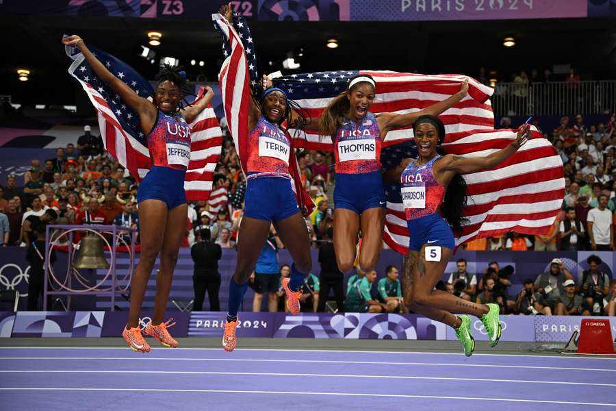 Sha'Carri Richardson y sus compañeras celebran el oro