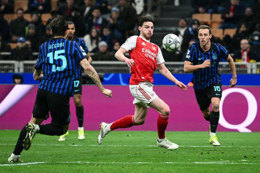 Le milieu anglais d’Arsenal Declan Rice contrôle le ballon lors du match de Ligue des champions entre l’Inter Milan et Arsenal, le 20 janvier 2026 à San Siro. Le milieu anglais d’Arsenal Declan Rice contrôle le ballon lors du match de Ligue des champions entre l’Inter Milan et Arsenal, le 20 janvier 2026 à San Siro.