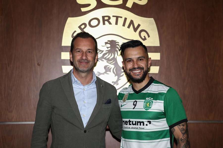 João Matos com o presidente do Sporting, Frederico Varandas, na assinatura da renovação