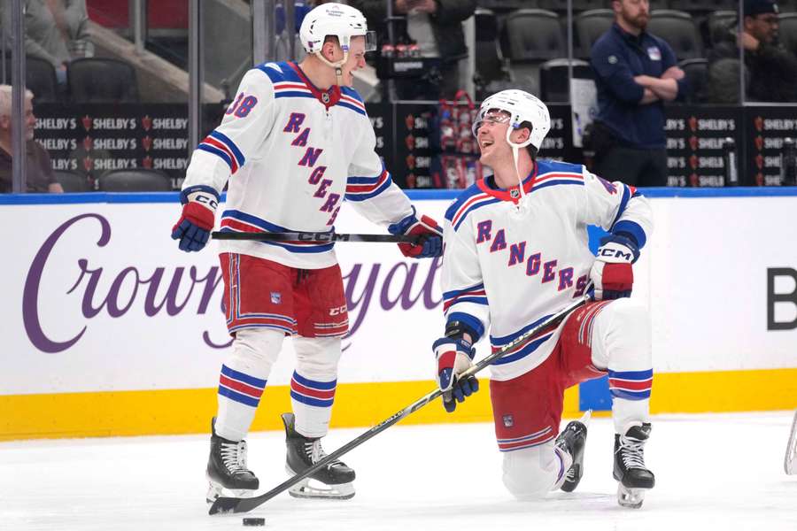 Sýkora v družnom rozhovore s Perreaultom počas rozkorčuľovania.