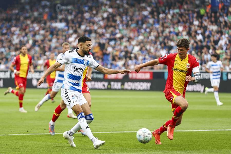 Younes Namli (l) en Bas Kuipers tijdens de eerste IJsselderby dit seizoen