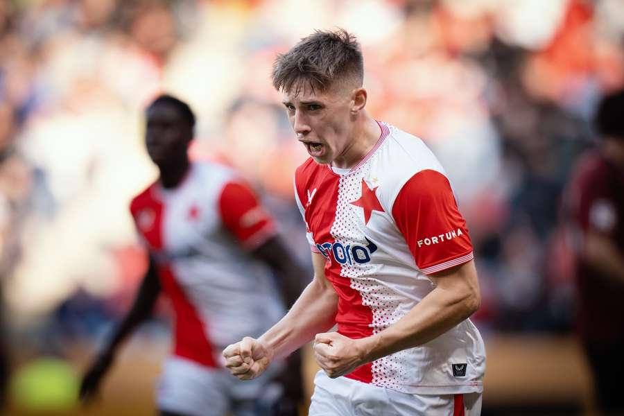 Rezerva Slavie prohrávala s nováčkem rychle o dvě branky, senzačně ale otočila skóre a slaví