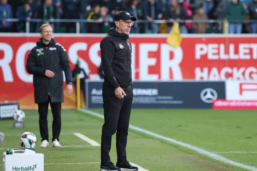 Peter Stöger an der Seitenlinie. Peter Stöger an der Seitenlinie.