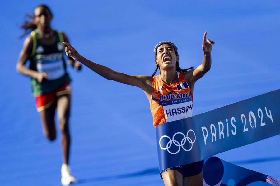 Sifan Hassan treedt na 72 jaar in de voetsporen van Emil Zatopek en maakt gouden drieluik compleet