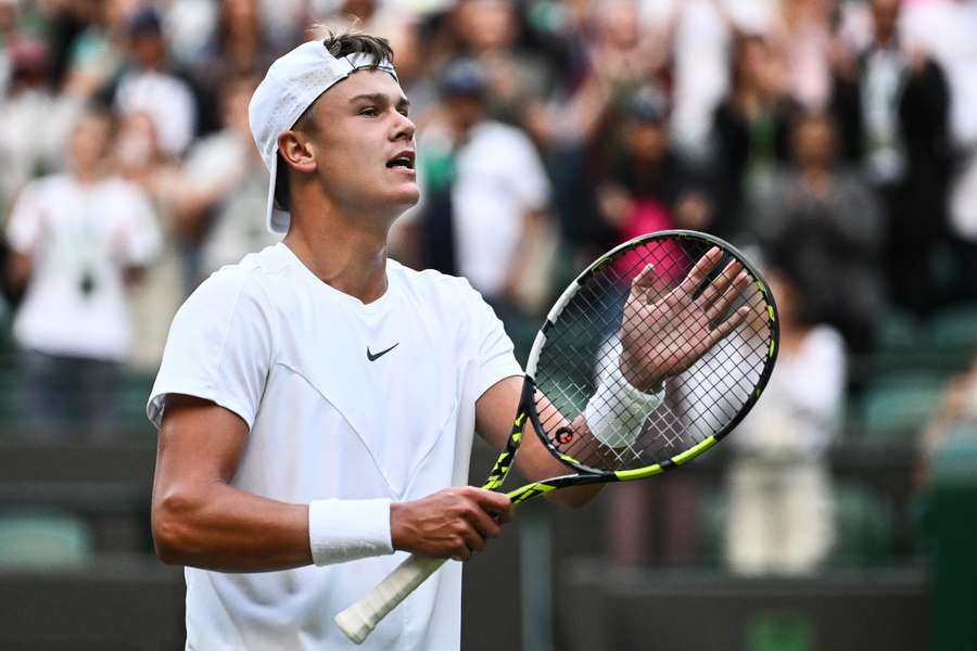 Holger Rune får debut på Centre Court og kan nå sin første Wimbledon-semifinale, hvis han kan slå verdensetteren Alcaraz. Holger Rune får debut på Centre Court og kan nå sin første Wimbledon-semifinale, hvis han kan slå verdensetteren Alcaraz.