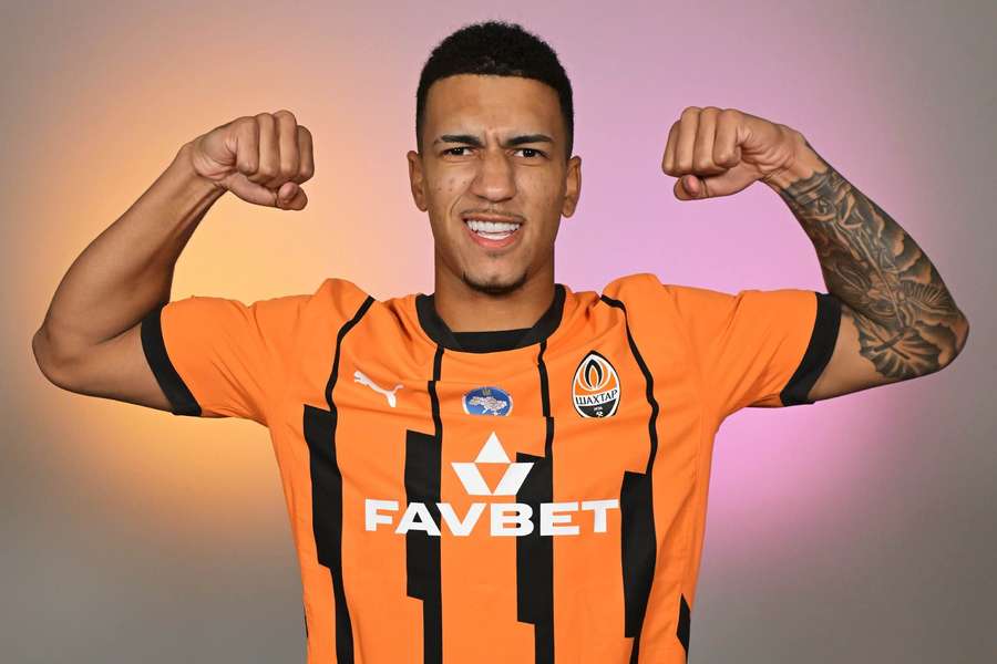 Kauã Elias posa com a camisa do Shakhtar Donetsk 