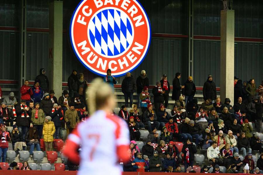 Giulia Gwinn und das FC Bayern Logo.