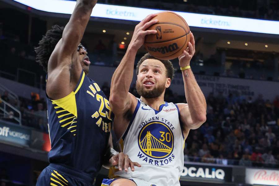 Curry saiu de quadra sentindo o ombro na derrota dos Warriors para os Pacers