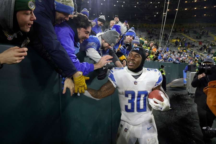 Lions-Akteur Jamaal Williams feiert nach Spielende mit seinen Fans