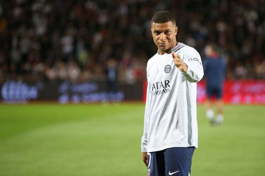 Mbappé está de costas voltadas com o PSG