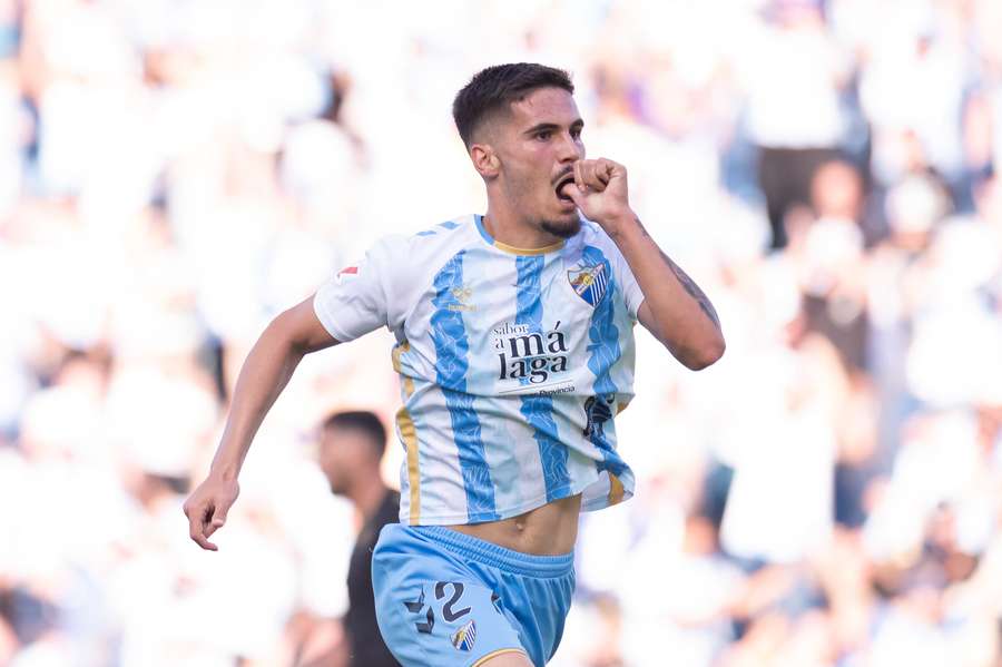 Chupe celebra un gol con el Málaga