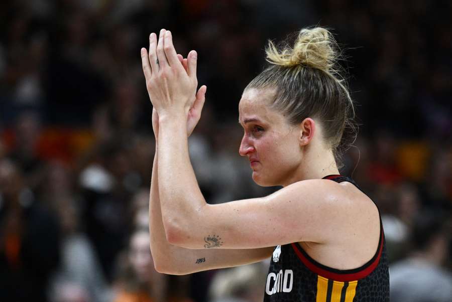 Eine enttäuschte Leonie Fiebich nach der Niederlage der DBB-Frauen im Spiel um Platz 3 Eine enttäuschte Leonie Fiebich nach der Niederlage der DBB-Frauen im Spiel um Platz 3