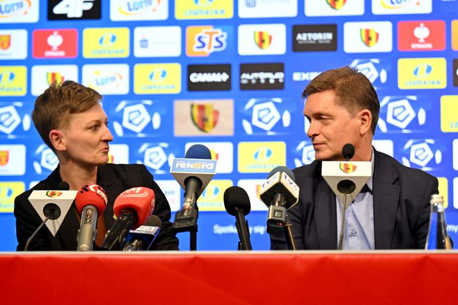 Prezydent miasta Agata Wojda (L) i Mariusz Siewierski (P) z firmy Global Service Management M.S.