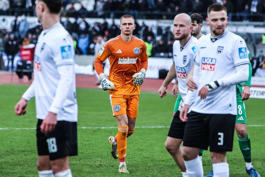 Max Braune (m.) konnte die Niederlage Duisburgs nicht verhindern Max Braune (m.) konnte die Niederlage Duisburgs nicht verhindern