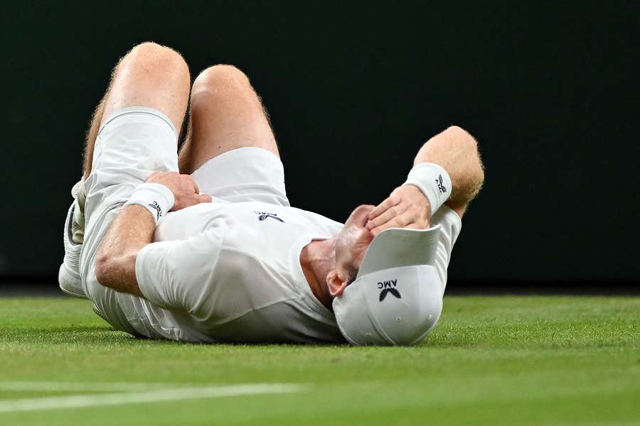 Andy Murray tog sig til lysken efter sit fald torsdag, men briten kom på benene igen og vandt kampens tredje sæt.