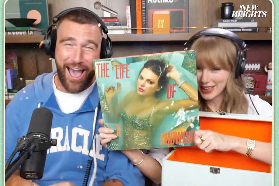 Travis Kelce ao lado de Taylor Swift no podcast "New Heights"