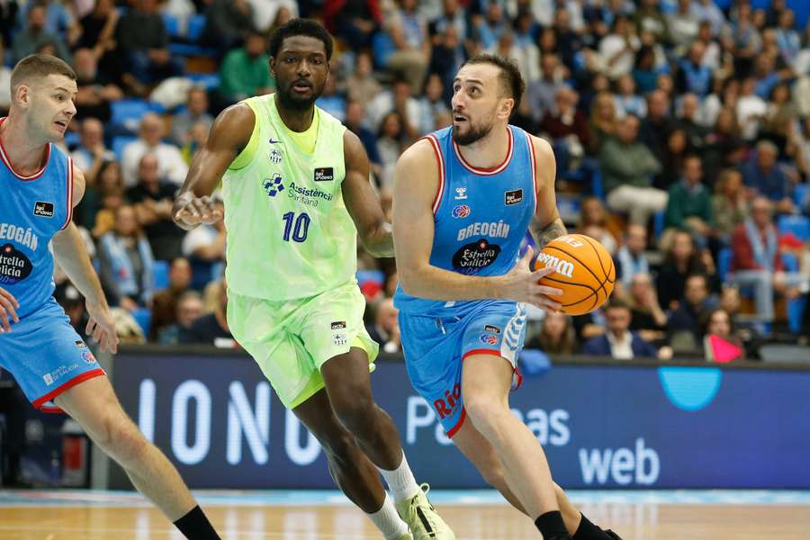 Edin Atic intenta avanzar con Chimezie Metu en segundo plano