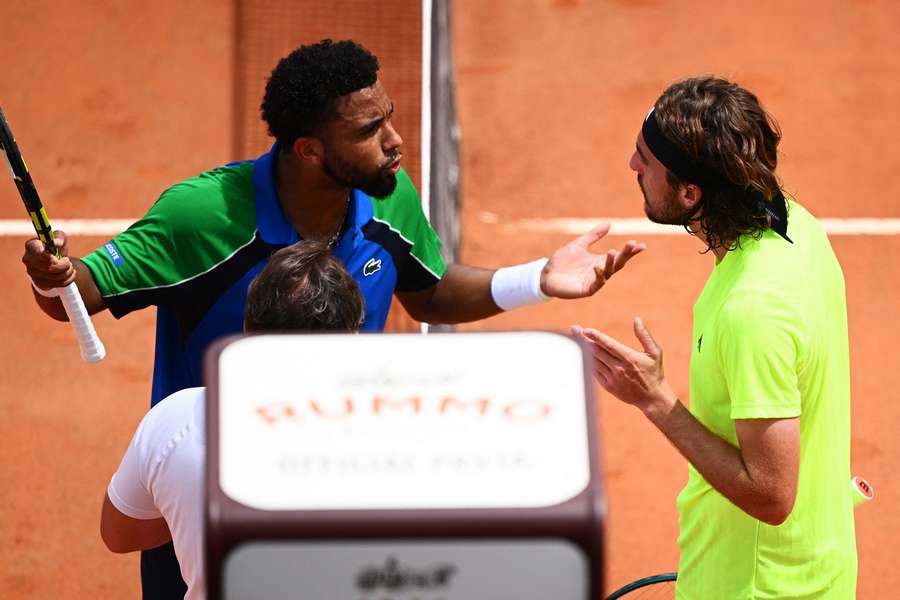 Arthur Fils a Stefanos Tsitsipas při výměně názorů.