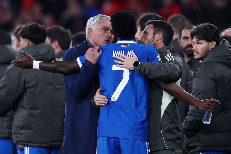 Mourinho fala com Vinícius Júnior