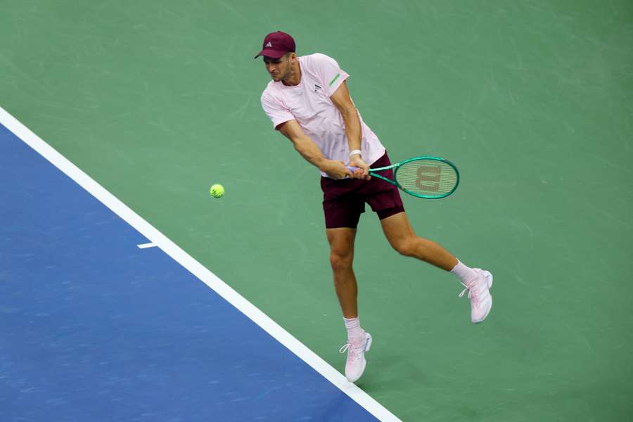 Tenis Flash: Hurkacz i Majchrzak zaczynają turnieje w Chinach Tenis Flash: Hurkacz i Majchrzak zaczynają turnieje w Chinach