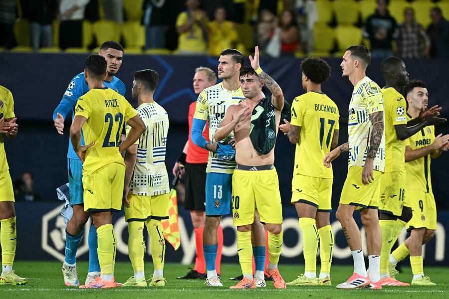 Los jugadores del Villarreal agradecen a su afición el apoyo ante el Manchester City
