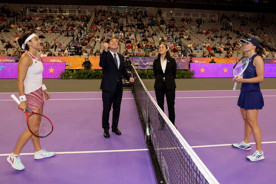Swiatek (R) and Garcia meet before their WTA Finals match