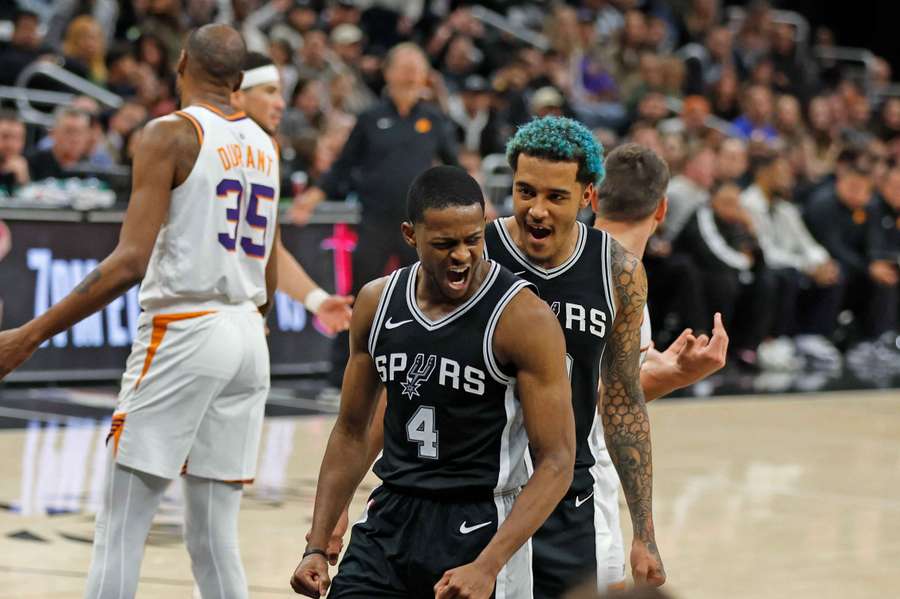 San Antonio sale vencedor frente a Phoenix.