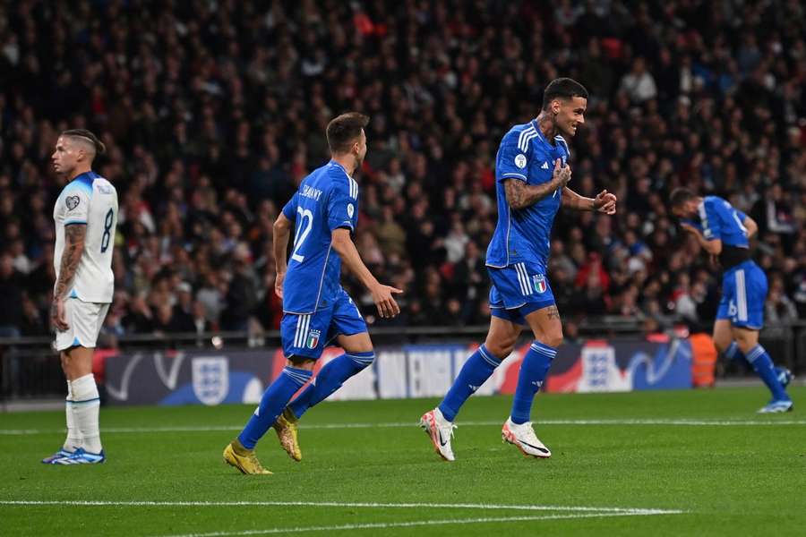 Scamacca celebra con El Shaarawy el 0-1 de Italia en Wembley