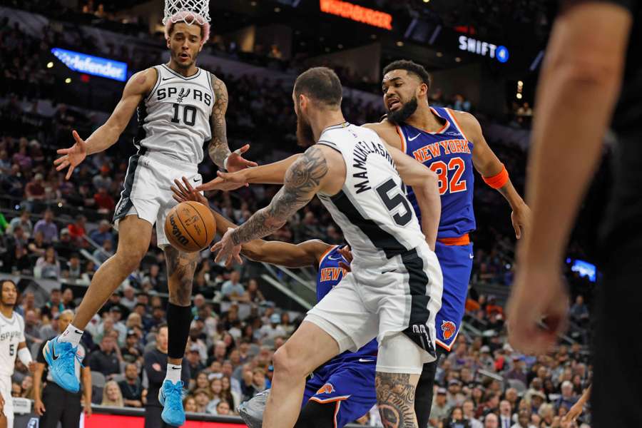 Sochan wrócił do pierwszego składu Spurs, którzy pokonali Knicks