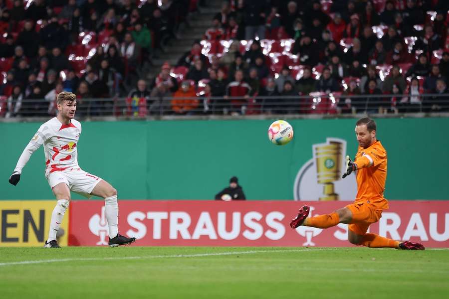 Timo Werner strieľa tretí gól svojho tímu.