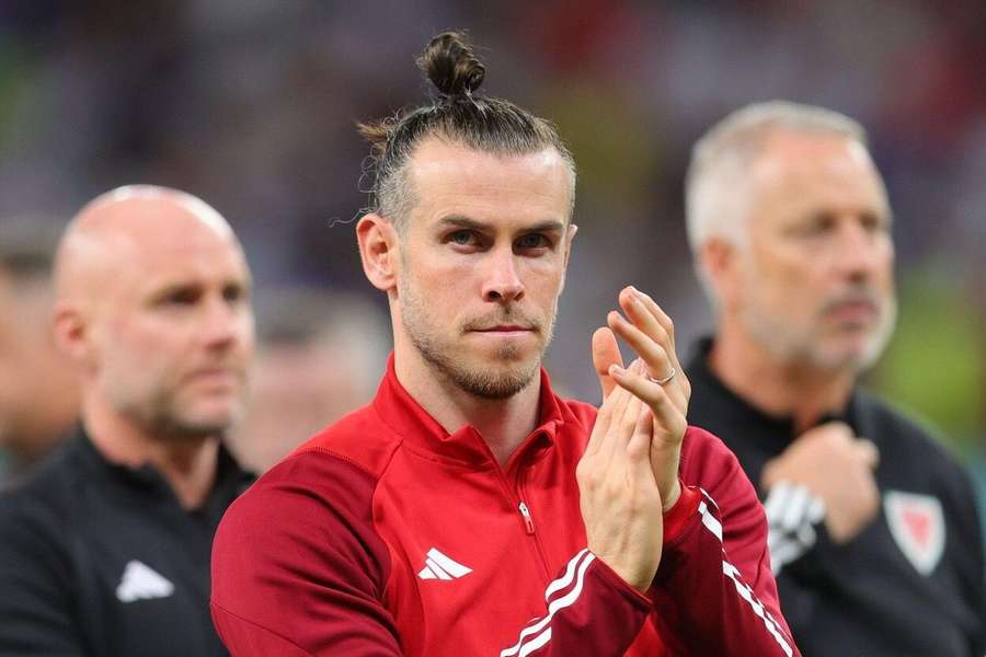 Gareth Bale saluda tras un partido de Gales en Catar 2022.